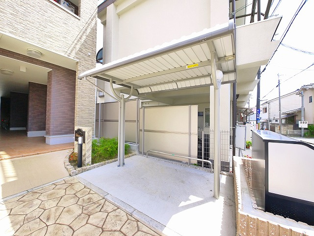 レーベンのその他共用部分|屋根付きの駐輪スペース