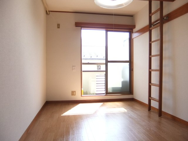 小金井市東町４丁目のアパートの洋室