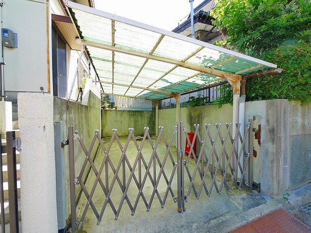 中山泉ヶ丘一戸建の駐車場