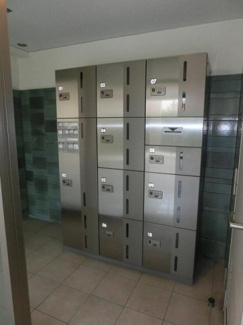 【その他共用部分】 | 共用エントランスには宅配BOXがあるので荷物の受け取りもスムーズに♪再配達の手間がかからないのが魅力☆