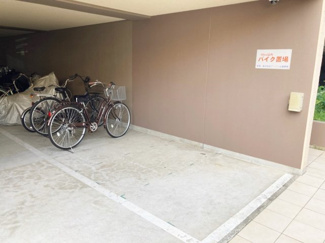【その他共用部分】 | 屋内の駐輪場で雨が降っても大切な自転車が濡れなくてすみますね♪荷物が重いときに自転車があれば助かりますね！