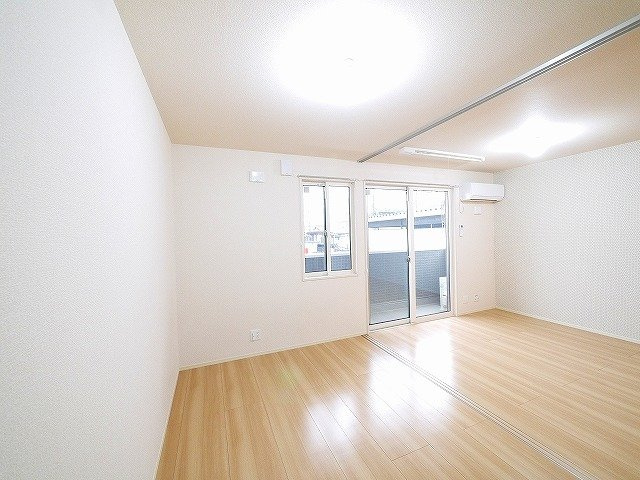 スカイマリーの寝室|広くて明るい寝室
