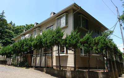 【外観】 | K・フラット | 坂の上にあり、南向きで日当たり良好です。前面にさえぎる建物もなく、多摩地域の空を広く眺めることができます。