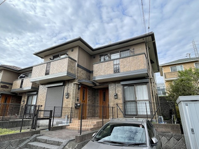 【外観】 | ゴールド・ベルA | ペットOK♪ワンちゃんと一緒に暮らせる人気のテラスハウスです☆小田急線「栗平」駅まで徒歩10分！「五月台」駅も徒歩圏内☆2駅利用可能で通勤通学にも便利♪