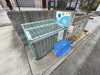 【その他共用部分】 | ゴールド・ベルA | 敷地内ごみ置き場でごみ出しもらくらく～♪忙しい社会人さんや主婦さんにもうってつけ！