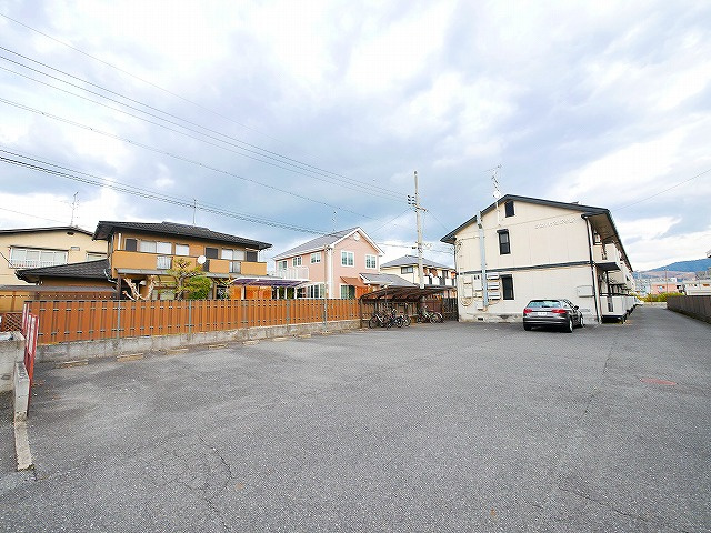 サンハイツ2号館の駐車場