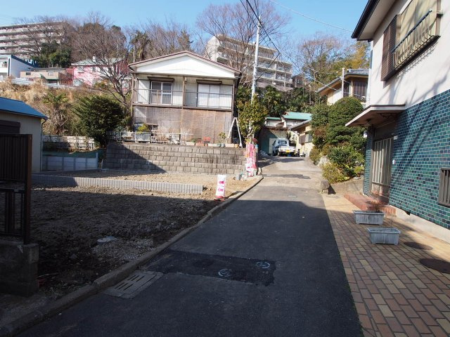 保土ケ谷区和田2丁目全2棟　新築戸建の前面道路含む現地写真