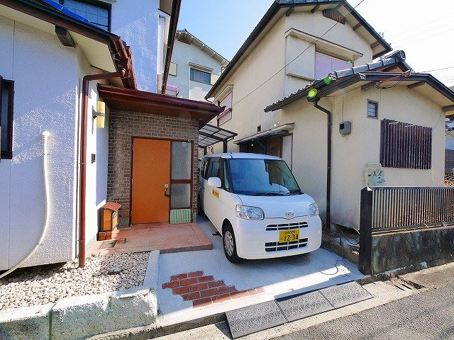 マイホーム学園前の駐車場|車をお持ちの方に嬉しい駐車場付きの物件です
