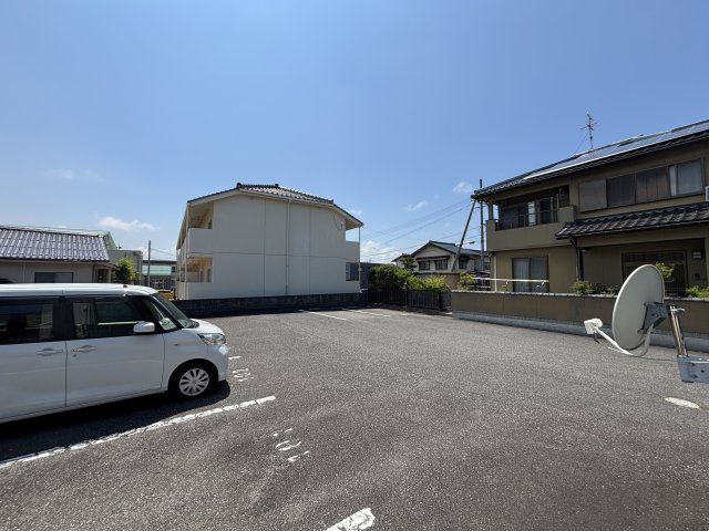 クリスタルの駐車場