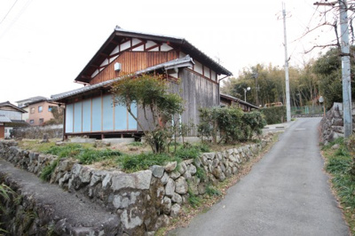 【前面道路含む現地写真】 | 大津市南船路96 中古戸建 | 建物外観と北側道路