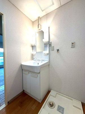 【浴室】 | シャルムすみれが丘 | 家族の入浴時間がずれても温められる追い焚き機能付きのバスルーム☆換気のできる小窓付きです♪お風呂に浸かって一日の疲れもすっきりリフレッシュ！