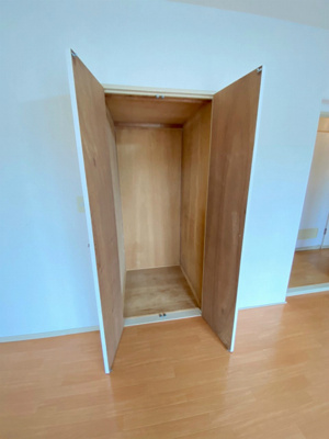 【トイレ】 | シャルムすみれが丘 | トイレは温水洗浄便座付き♪人気のバストイレ別です♪窓のあるトイレで換気もOK☆嫌なニオイがこもりません♪上部にはトイレットペーパーなどの小物を置ける棚付きです♪