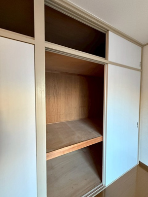 【収納】 | シャルムすみれが丘 | リビングダイニングキッチンにある収納スペースです♪かさばる掃除道具など収納するのに便利ですね！