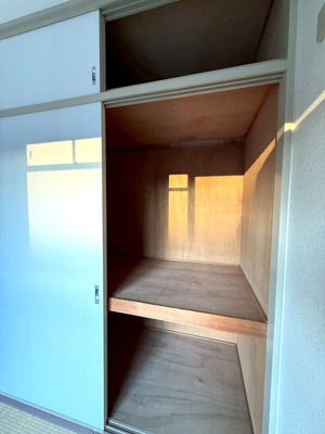 【収納】 | シャルムすみれが丘 | 洋室6帖のお部屋にある収納スペースです！奥行きのある収納で、たっぷり収納できてお部屋がすっきり片付きます♪