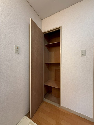 【収納】 | シャルムすみれが丘 | 和室4.5帖のお部屋にある天袋付き押入れです！押入れは寝具など、かさ張りやすいものの収納にぴったり☆