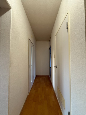 【玄関】 | シャルムすみれが丘 | シューズボックス付きで玄関すっきり片付きます♪小物やインテリアを置いたりして玄関を華やかに飾れます☆