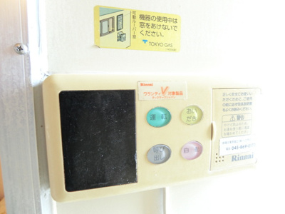 【設備】 | シャルムすみれが丘 | 洗面所にある室内洗濯機置き場です♪防水パンが付いているので万が一の漏水にも安心です！室内に置けるので洗濯機が傷みにくいのが嬉しいですよね☆