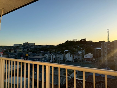【バルコニー】 | シャルムすみれが丘 | バルコニーは南西向きで陽当り・風通し良好！2部屋から出入りできるのが嬉しい♪サービスバルコニーもあるのでお洗濯物もたっぷり干せます◎
