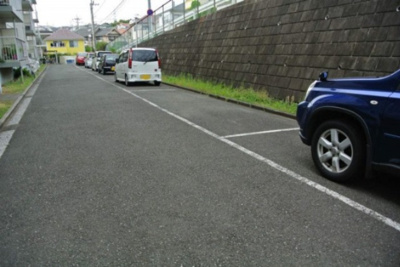 【その他共用部分】 | シャルムすみれが丘 | 屋根付きの駐輪場があるので雨が降っても大切な自転車が濡れません☆駅まで自転車もオススメです♪