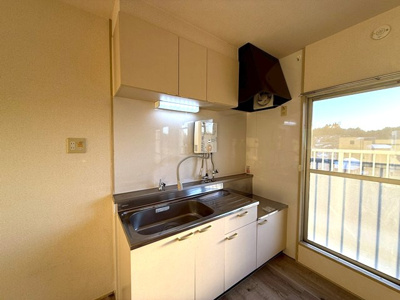 【居間・リビング】 | シャルムすみれが丘 | 南西向きリビングダイニングキッチン12帖☆窓側からの眺めです♪椅子とテーブルを囲んで家族団欒の時間を過ごせます♪収納スペース付き☆