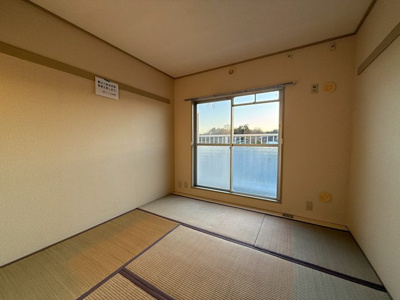 【キッチン】 | シャルムすみれが丘 | 換気のできる窓のあるキッチンはガスコンロ設置可能☆場所を取るお鍋やお皿もたっぷり収納できます♪