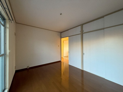 【洋室】 | シャルムすみれが丘 | 洋室6帖☆サービスバルコニーに繋がるお部屋です！子供部屋や書斎・寝室など多用途に使えそう♪