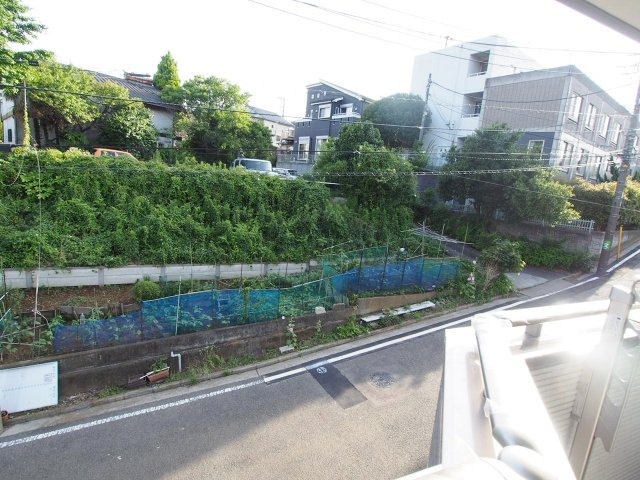 保土ケ谷区岩井町　新築戸建の展望|東西側は隣地通路に接するため開放感ございます。