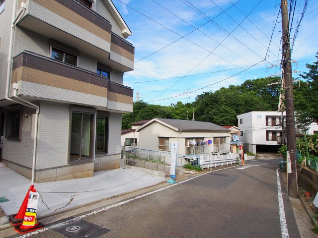 保土ケ谷区岩井町　新築戸建の前面道路含む現地写真|南側道路につき陽当り良好です。
