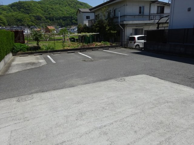 カーサ下野の駐車場