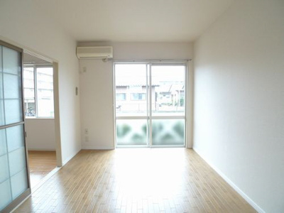 【居間・リビング】 | コーポラス東郷B | ・南向きの明るい室内