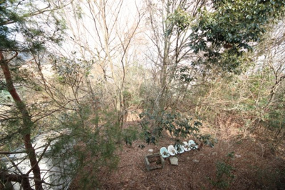 【展望】 | 大津市北比良リビングのお洒落な別荘 | 二階から庭を見下ろしたカット