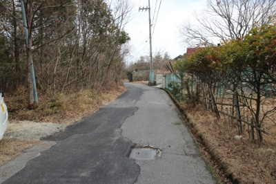 【前面道路含む現地写真】 | 大津市北比良リビングのお洒落な別荘 | 前面道路