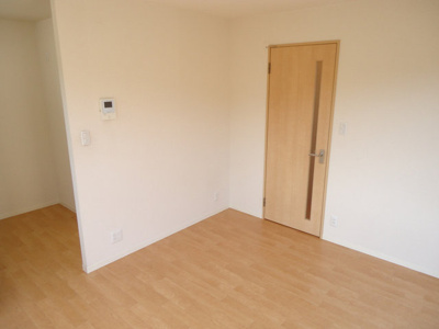 【居間・リビング】 | アルティ二上 | 広々とした洋室です