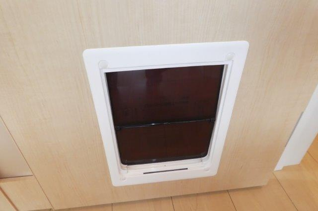 スリーシャインファーストの設備|ペット用くぐり戸