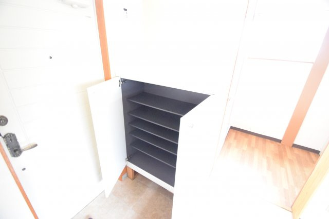 シュロスＴＹの玄関|たっぷり収納できます