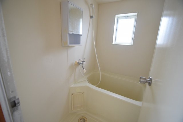 シュロスＴＹの浴室|浴室に換気窓あり