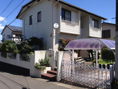 【外観】 | 日拝塚貸家 | 白い外観が目をひきますね！