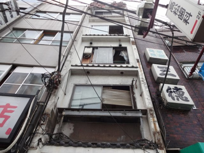 【外観】 | 鮨若ビル | 鮨若ビル　鶯谷駅から徒歩２分・入谷駅から徒歩８分の好立地！言問い沿いの物件で夜道も安心です！１Fお店のドアから入って内階段で２階へ上がる特殊なタイプの物件です。女性限定＋学生優遇。