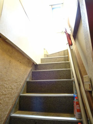 【その他共用部分】 | 鮨若ビル | 鮨若ビル　お店の手前の階段から２階へ上がります。