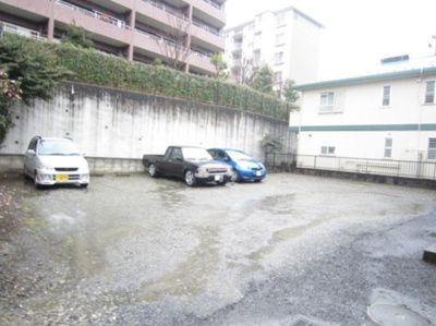 【駐車場】 | ニューコートアネックス | いつでも目の届く敷地内に駐車場を完備しています♪お車をお持ちのファミリーさんにおすすめです！