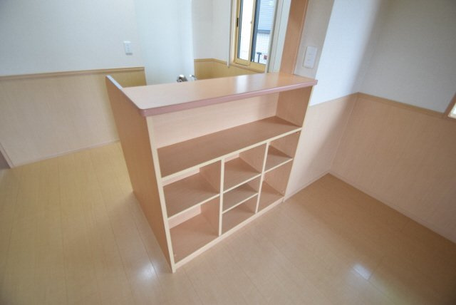 エクセルパークＡ・Ｂの居間・リビング|キッチン裏のこちらの棚はいろいろ使えますよ。