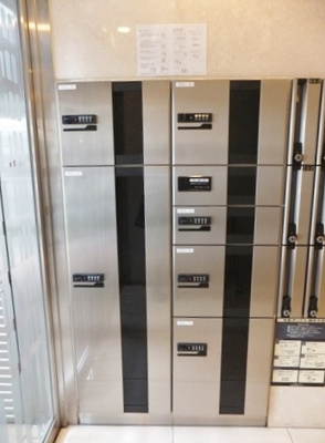 【エントランス】 | ロイヤルパレスセンター南 | 共用エントランスには宅配BOXがあるので荷物の受け取りもスムーズに♪再配達を依頼する手間が省けます☆