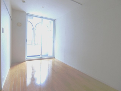 【洋室】 | ロイヤルパレスセンター南 | 南東向き洋室8.2帖☆バルコニーに繋がるお部屋です♪壁にはピクチャーレールがあり、絵や写真が飾れます☆ハンガー掛けとしても便利！