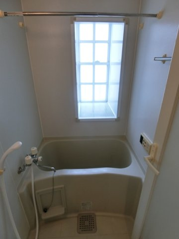 【浴室】 | ロイヤルパレスセンター南 | 浴室暖房乾燥機＆物干しバー付きバスルームで雨の日でもお洗濯物がすっきり乾きます♪窓があるので湿気対策もOK♪