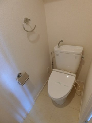 【トイレ】 | ロイヤルパレスセンター南 | 人気のバス・トイレ別です♪冬に特に嬉しい暖房便座機能を完備☆小物を置ける便利な棚やタオルハンガーも付いています♪