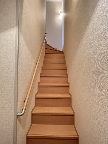 カーミー・芳川Bの内装|階段