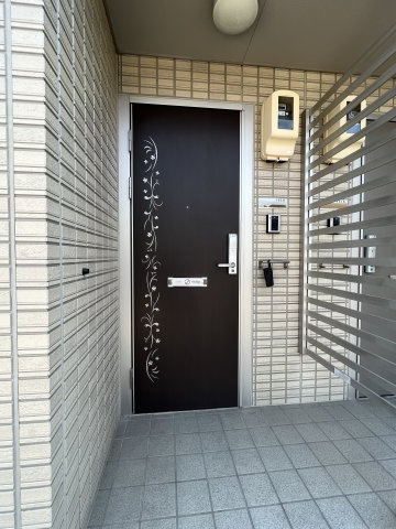 カーミー・芳川Bの玄関