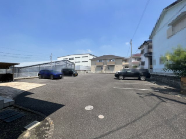 カーミー・芳川Bの駐車場