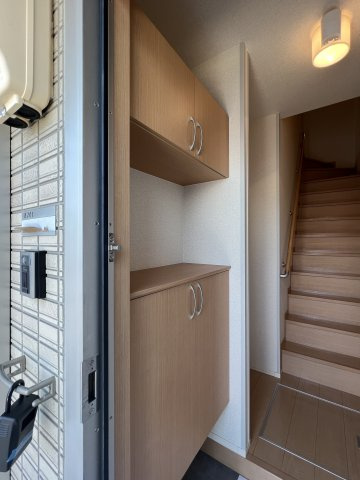 カーミー・芳川Bの玄関|シューズボックス