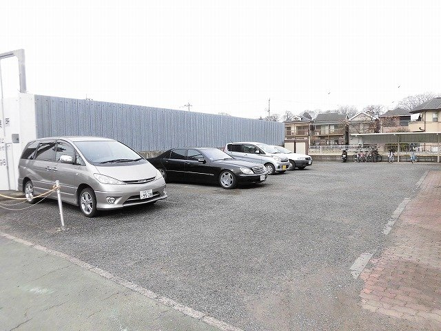 サンモールKの駐車場